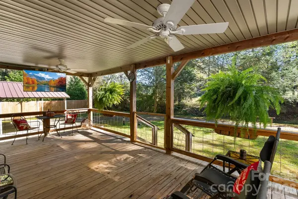 99 Lynn LN, Glade Valley, NC 28627