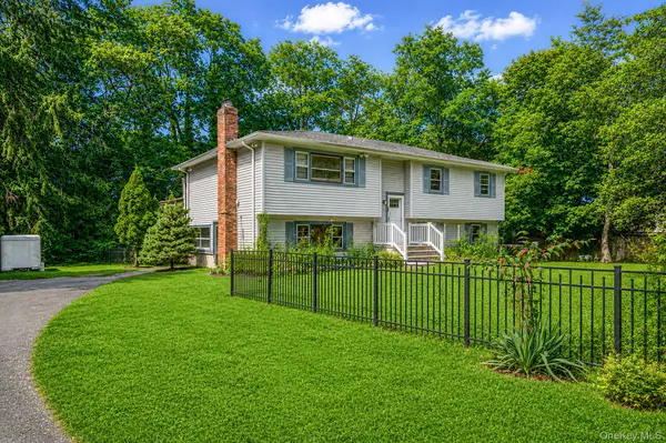 136 Woodhull RD, Huntington, NY 11743