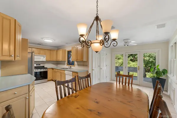 35 Meadowlark LN, Sag Harbor, NY 11963