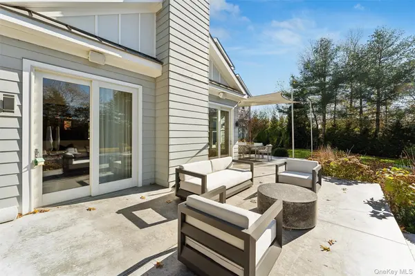 19 Brushy Neck LN, Westhampton, NY 11977