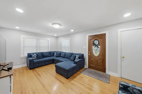 2115 Halsey DR, Des Plaines, IL 60018