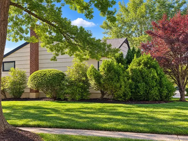428 Leslie LN, Uniondale, NY 11553