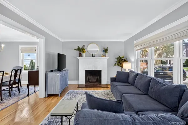 40 Cambridge AVE, Garden City, NY 11530