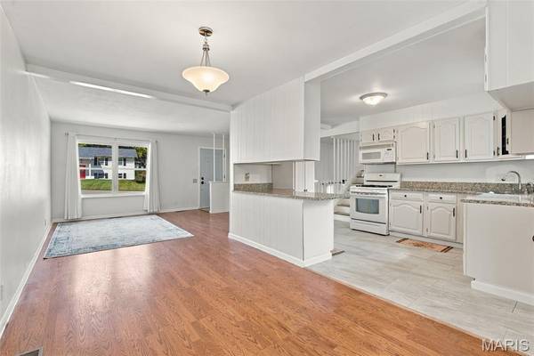 3380 Bristol Hall DR, Bridgeton, MO 63044