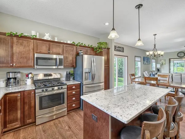 6024 158th ST W, Apple Valley, MN 55124