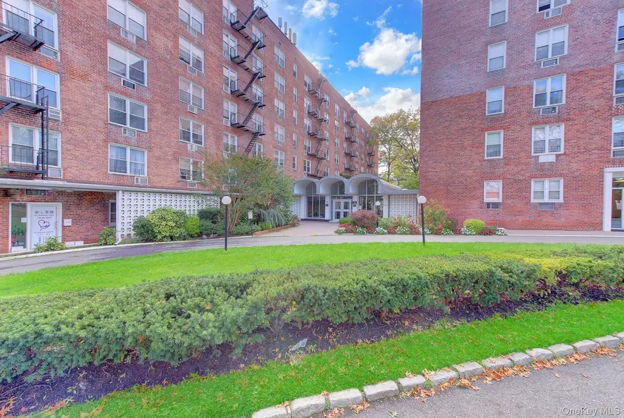 54-44 Little Neck Pkwy #4T, Little Neck, NY 11362
