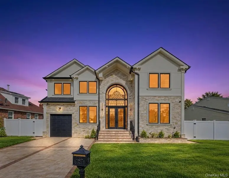 1 Magenta ST, Hicksville, NY 11801