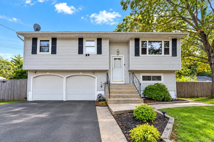 186 Calebs PATH, Brentwood, NY 11717