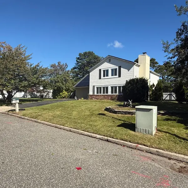 23 Ash DR, Medford, NY 11763