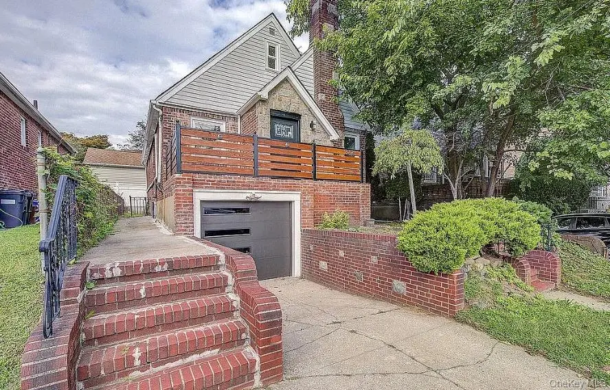 32-28 Utopia Pkwy, Flushing, NY 11358