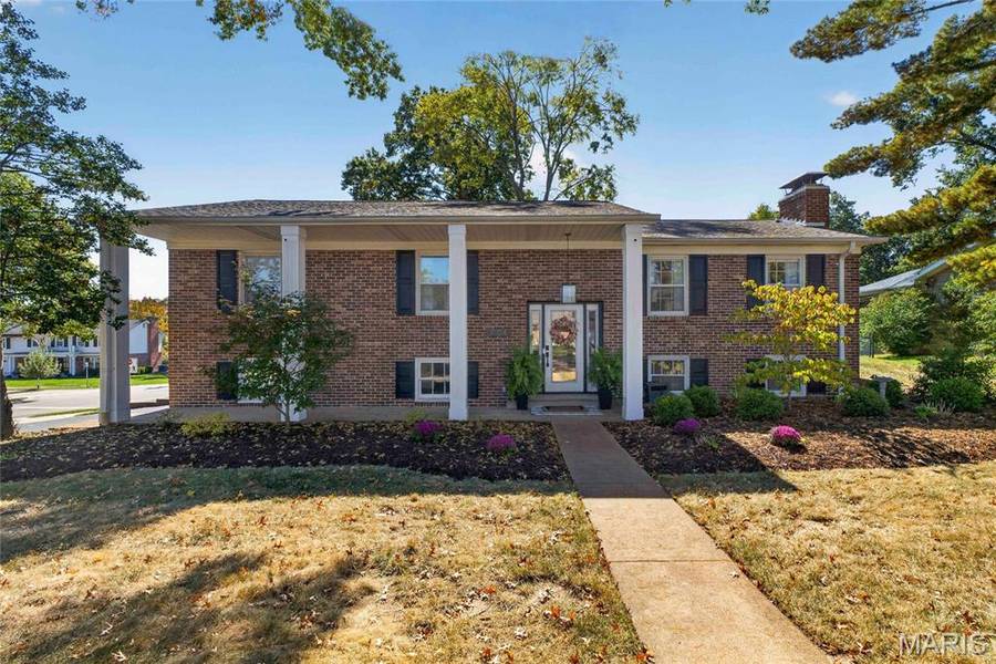 1704 Black Twig LN, Kirkwood, MO 63122