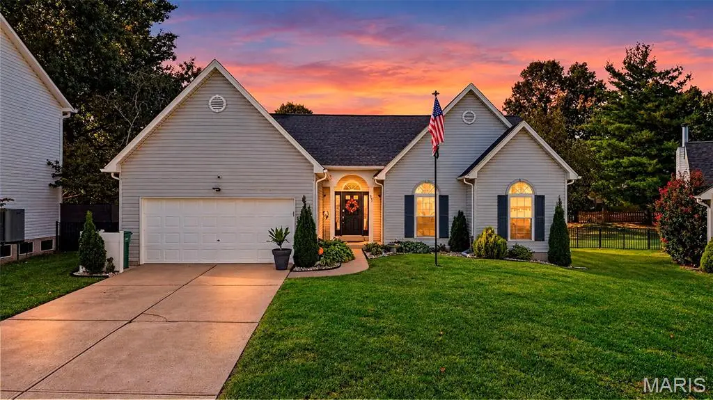 957 Cottontail LN, St Charles, MO 63303