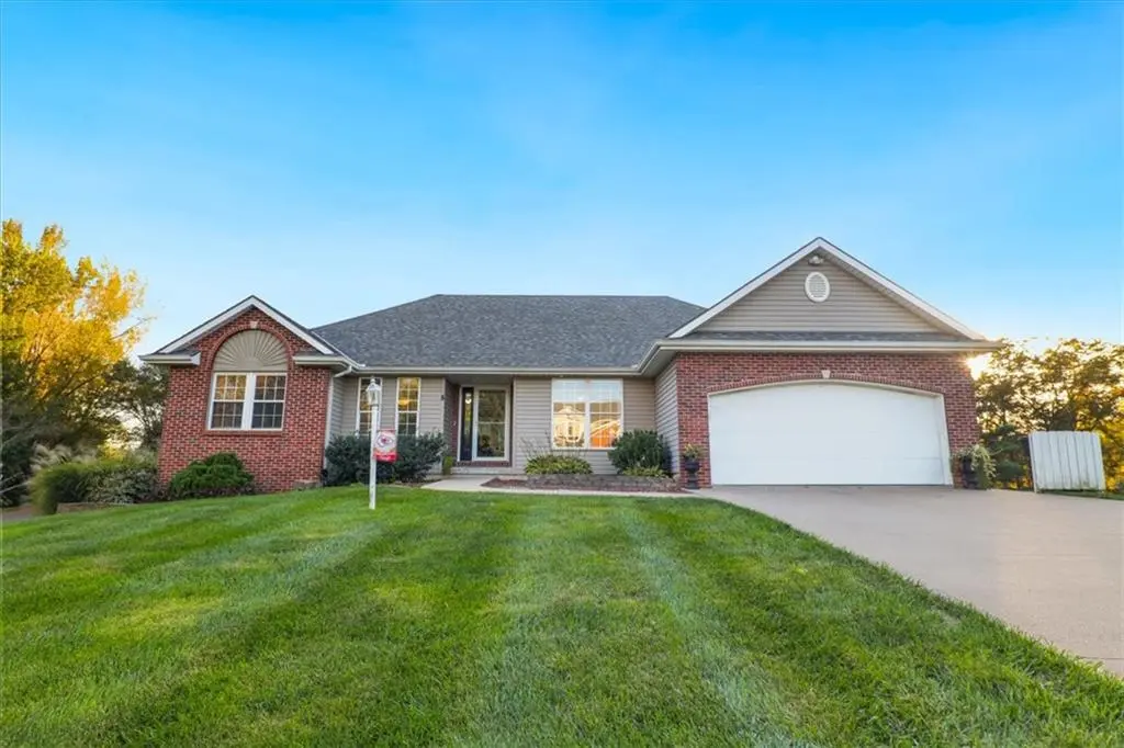 8 Mackenzie DR, St Joseph, MO 64503