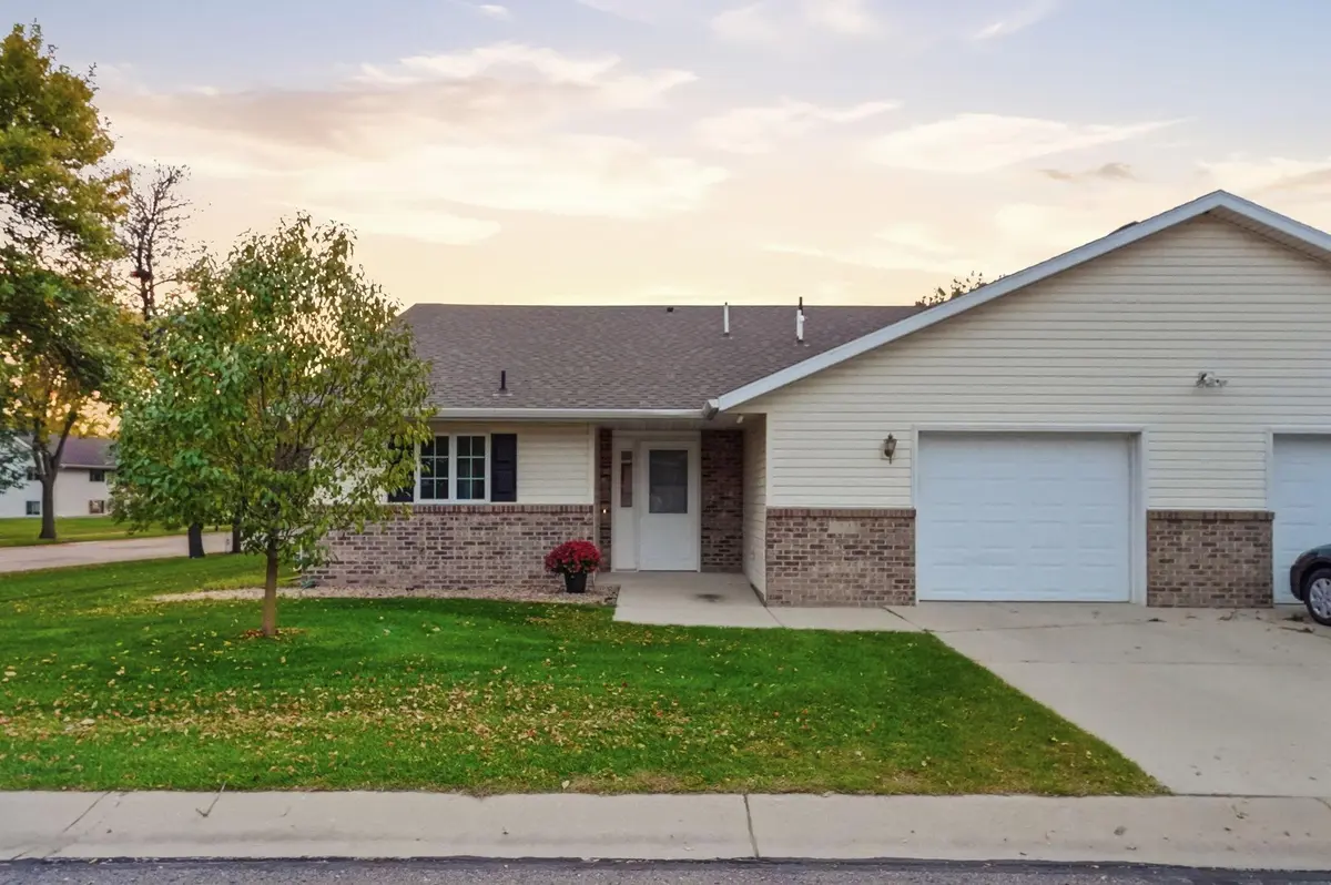 324 Valley View DR SE, Willmar, MN 56201