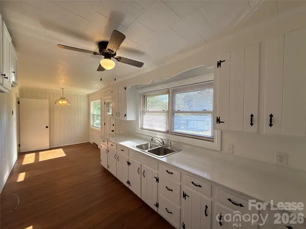 805 E Iredell AVE, Mooresville, NC 28115
