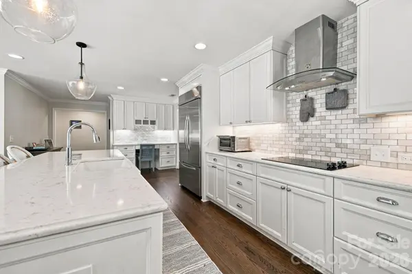 1901 Runnymede LN, Charlotte, NC 28211
