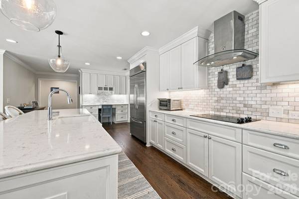 1901 Runnymede LN, Charlotte, NC 28211