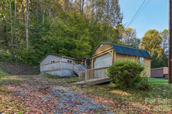 58 Leisure LN, Maggie Valley, NC 28751