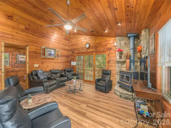250 Creekside DR, Maggie Valley, NC 28751