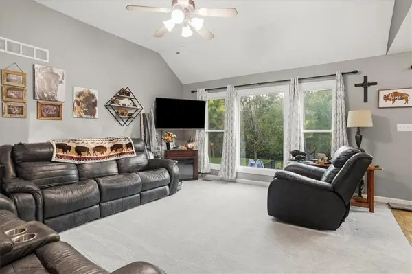 8 Mackenzie DR, St Joseph, MO 64503