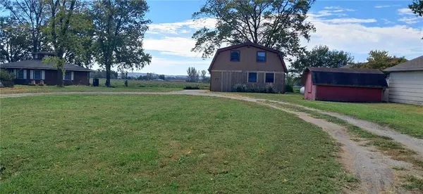 3310 SW Lakefront LN, St Joseph, MO 64504