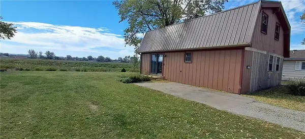 3310 SW Lakefront LN, St Joseph, MO 64504