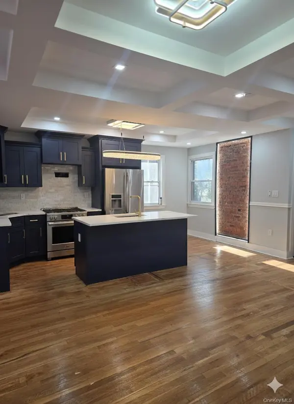 32-28 Utopia Pkwy, Flushing, NY 11358