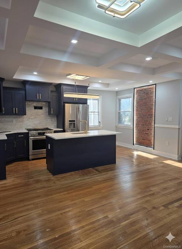 32-28 Utopia Pkwy, Flushing, NY 11358