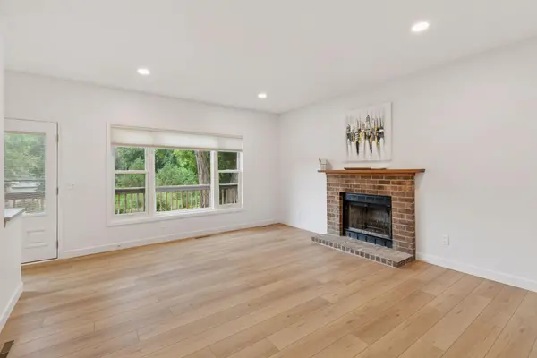 1301 Stratton CT, Chanhassen, MN 55317