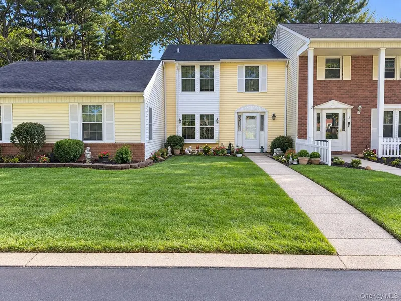 4 Lexington CT, Coram, NY 11727