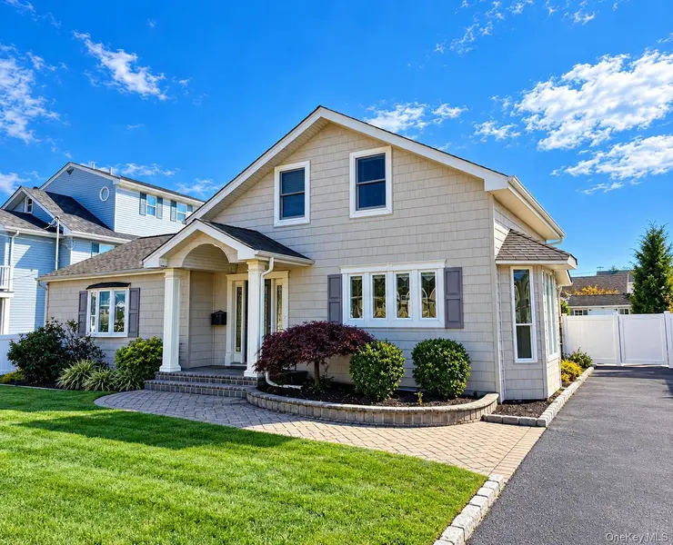 12 New Point PL, Amityville, NY 11701