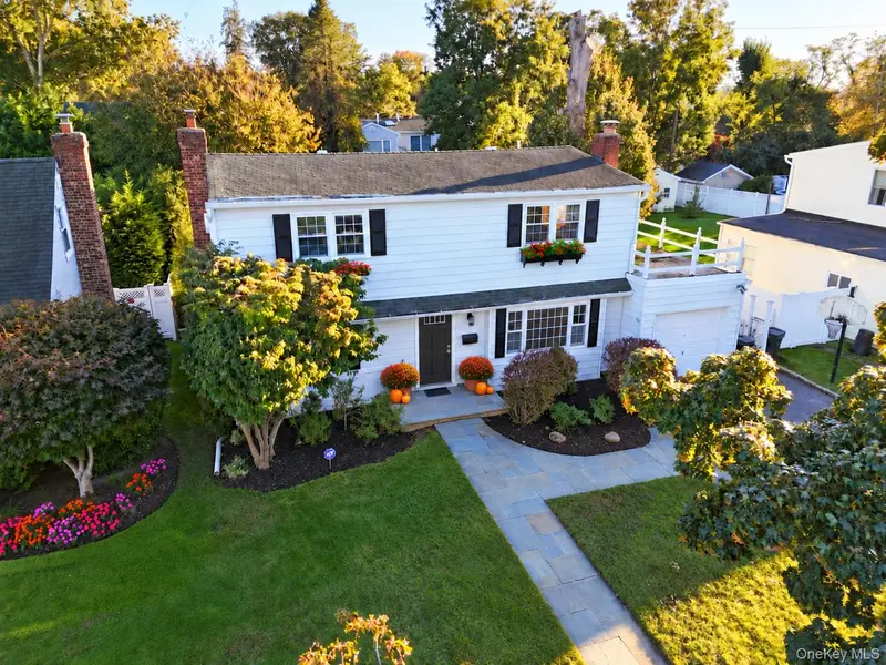 11 University PL, Glen Head, NY 11545
