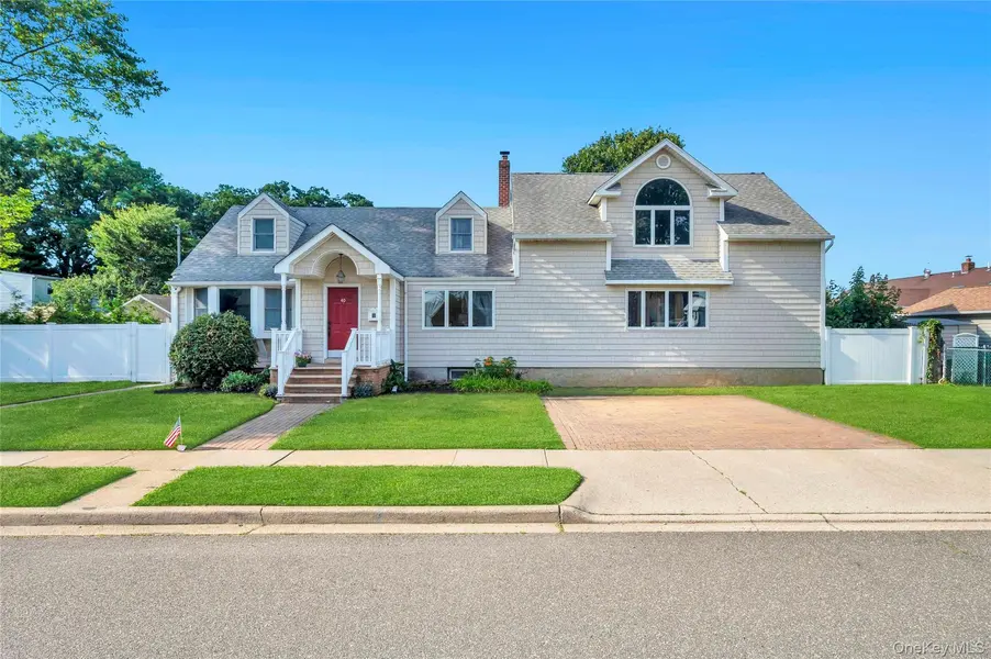 40 Columbia ST, Bethpage, NY 11714