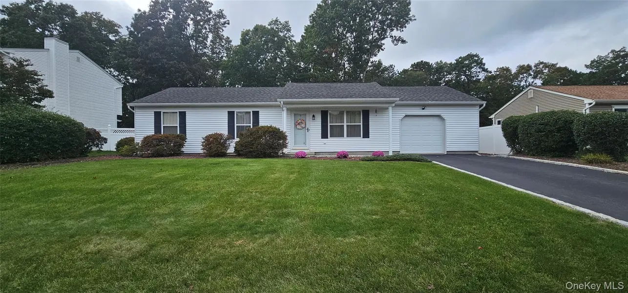 6 Evelyn CT, Manorville, NY 11949