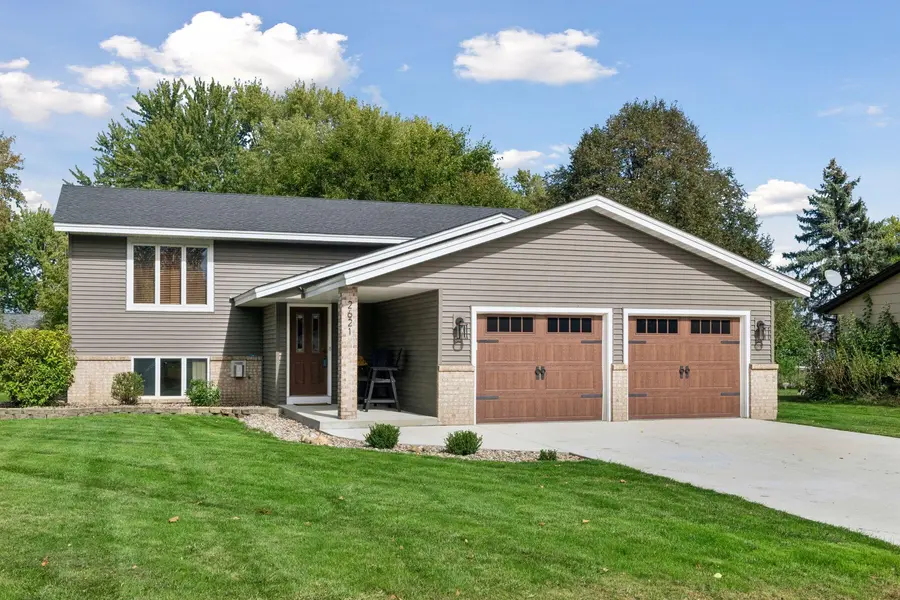 2621 Emerald LN, Shakopee, MN 55379