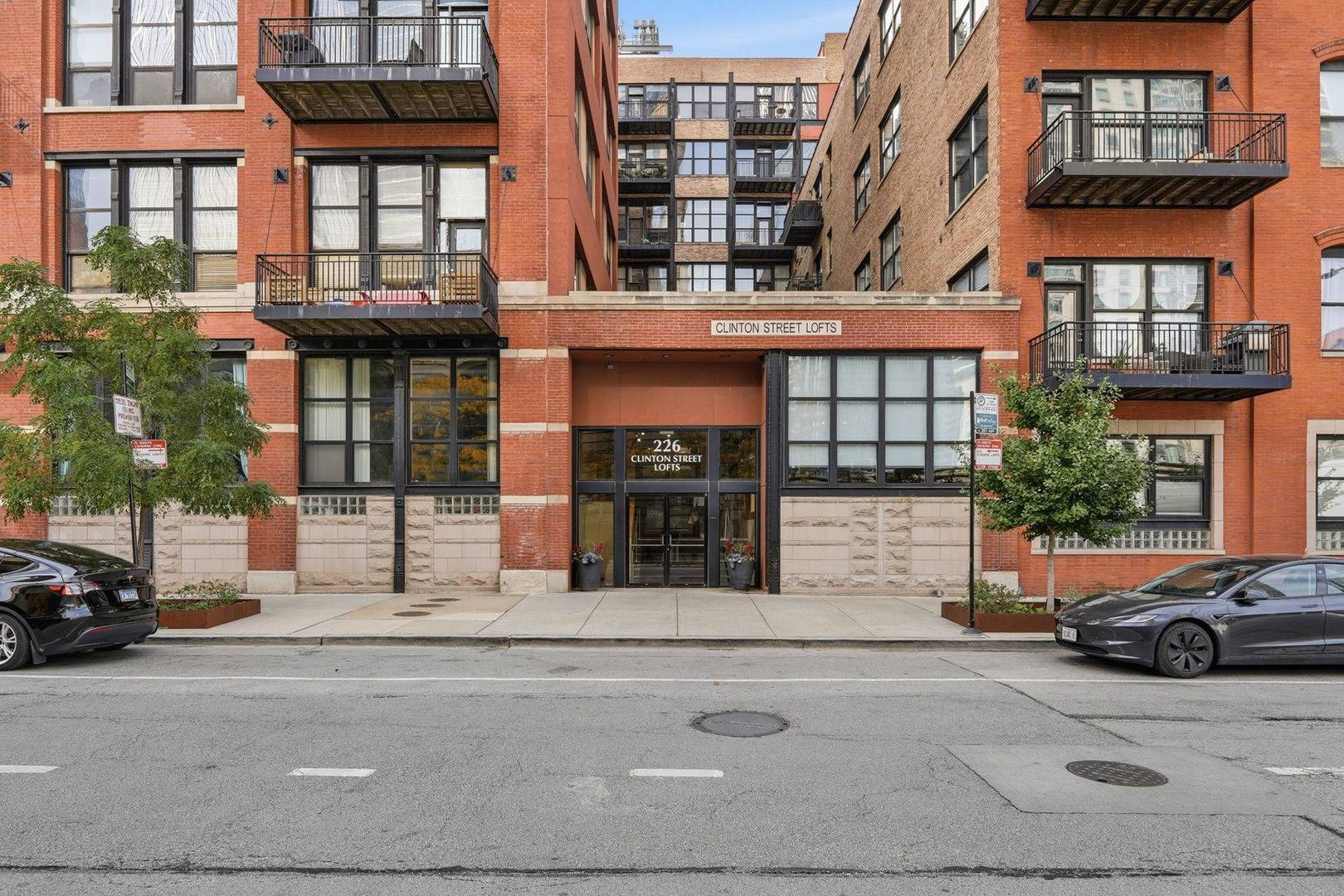 226 N Clinton ST #101, Chicago, IL 60661
