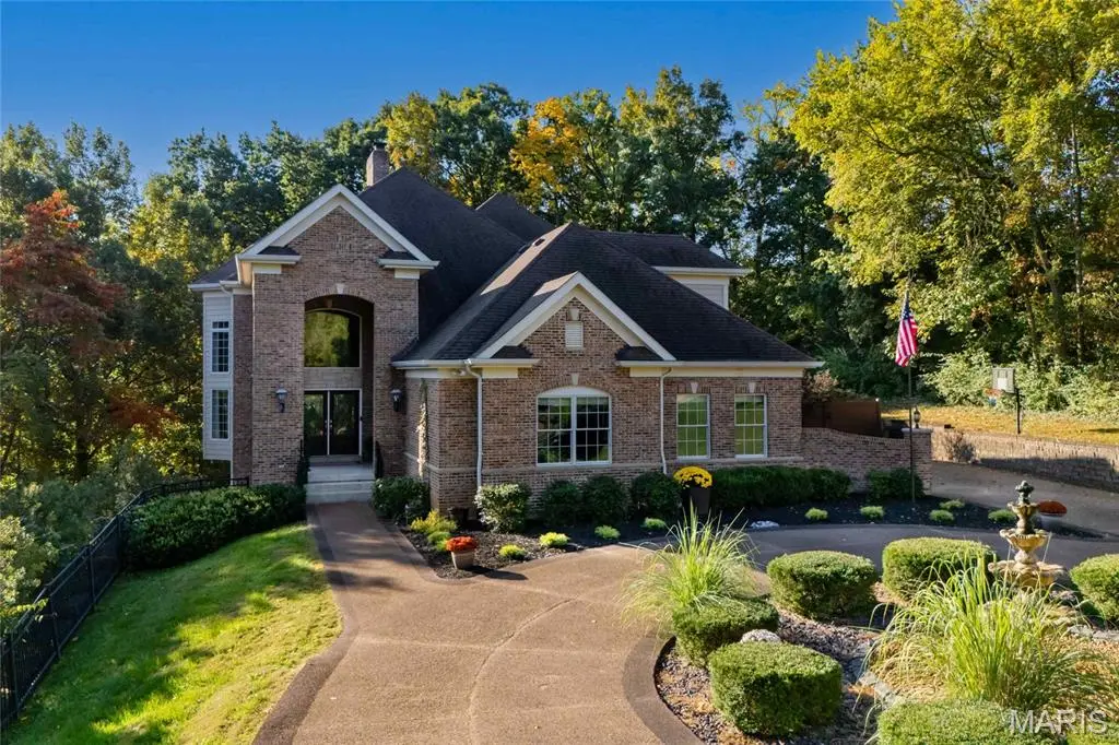 9542 Country Club GN, Sunset Hills, MO 63127