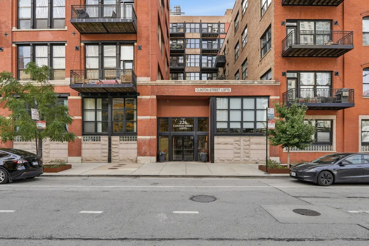 226 N Clinton ST #101, Chicago, IL 60661