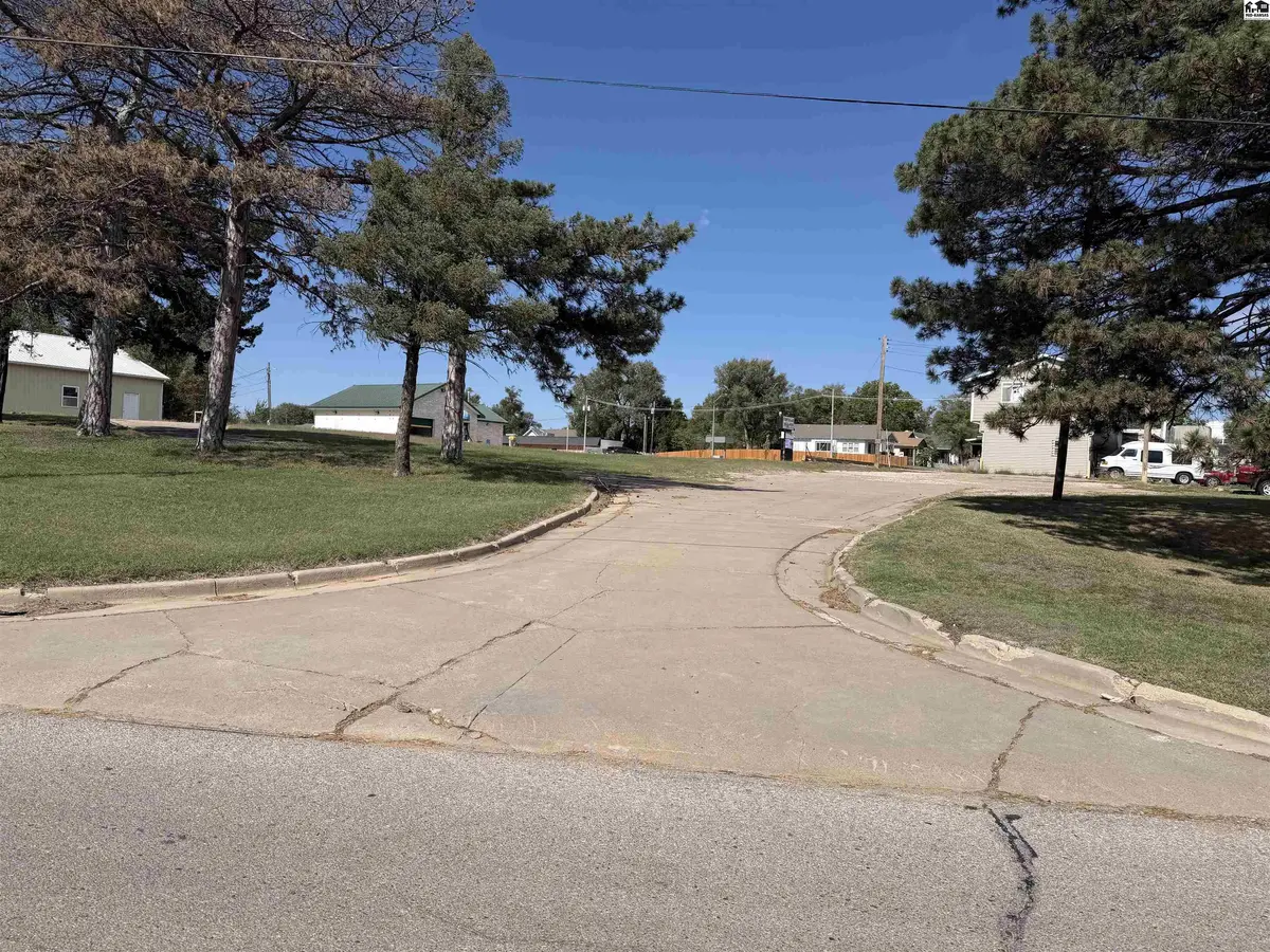 701 E 1st St, Pratt, KS 67124