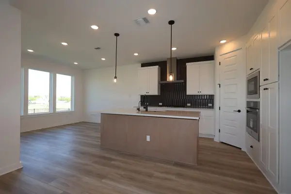 541 Bloomington Loop, Hutto, TX 78634