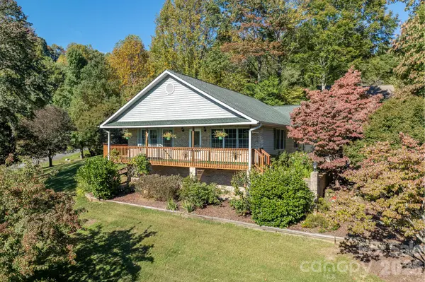 2008 Deep Woods DR, Hendersonville, NC 28739
