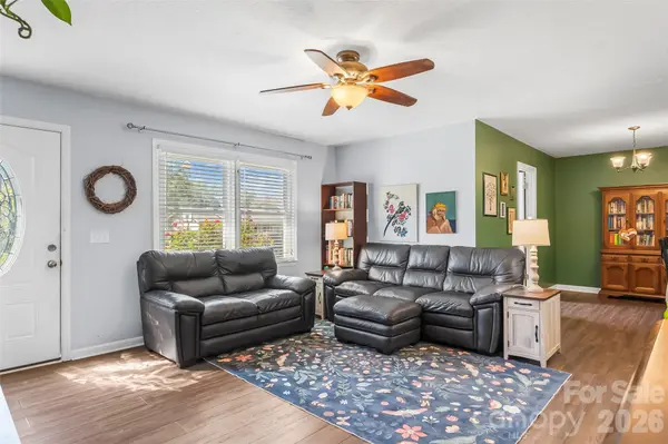 23 E Silverleaf DR, Hendersonville, NC 28739