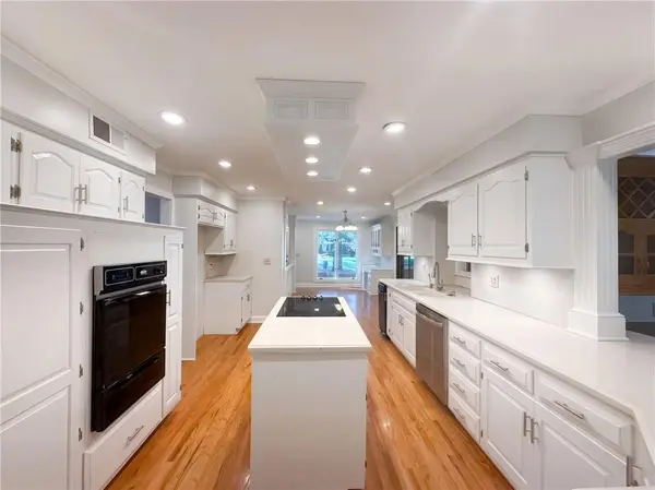 12600 Pawnee LN, Leawood, KS 66209
