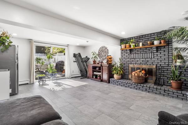 12 Bryan ST, Huntington, NY 11743
