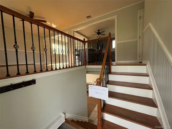 6 Warbler LN, Commack, NY 11725