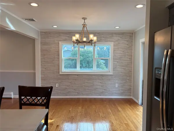 6 Warbler LN, Commack, NY 11725