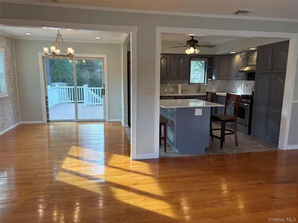 6 Warbler LN, Commack, NY 11725