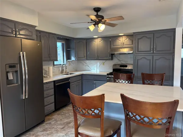 6 Warbler LN, Commack, NY 11725