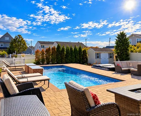 12 New Point PL, Amityville, NY 11701