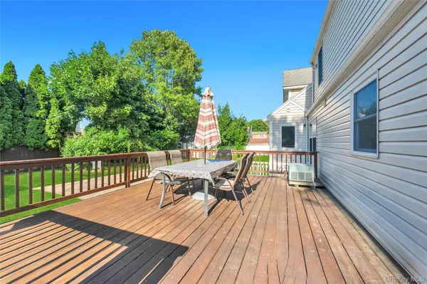 40 Columbia ST, Bethpage, NY 11714
